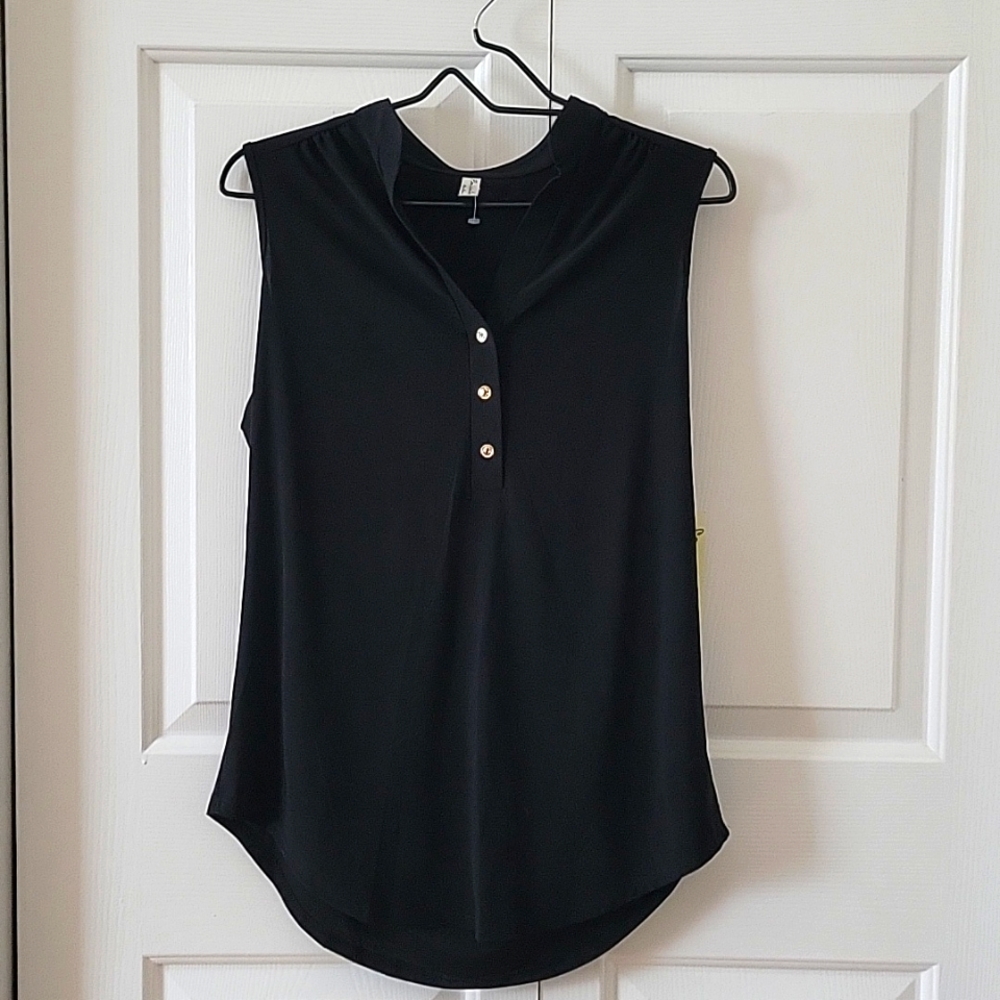 Sleeveless blouse with accent buttons